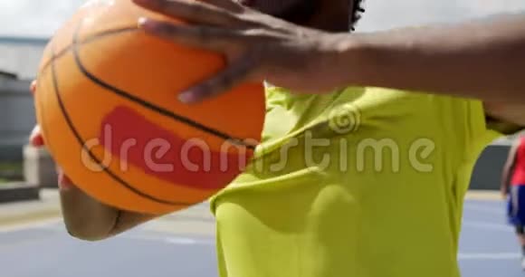篮球运动员站在篮球4k视频的预览图