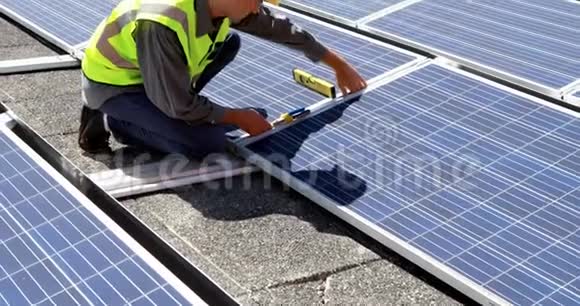 在太阳能站工作的男性工人4k视频的预览图