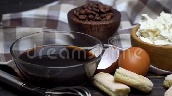 制作意大利传统甜点提拉米苏的配料框架视频的预览图