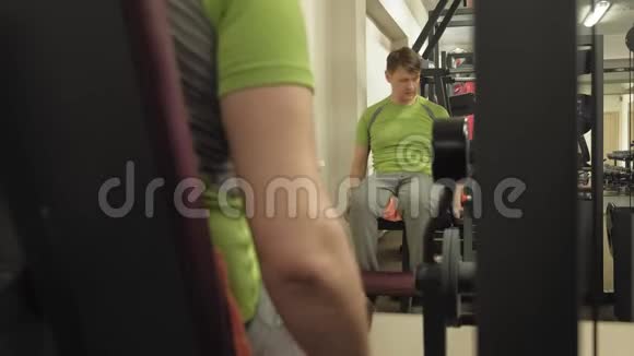 健身房里的那个人健身健康生活方式视频的预览图