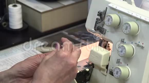 裁缝缝在缝纫机上视频的预览图