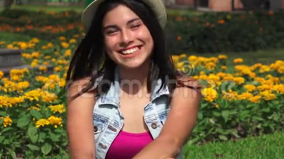 微笑的女青少年视频的预览图