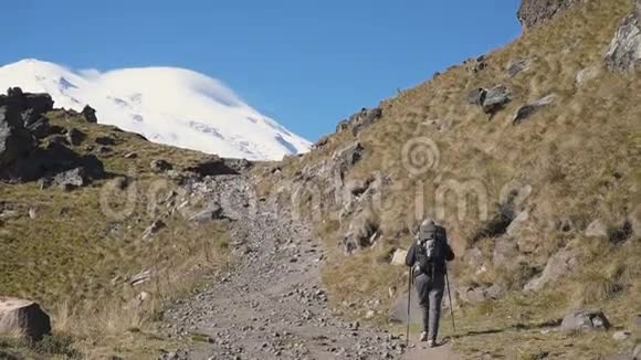 徒步旅行的女人走在山上视频的预览图