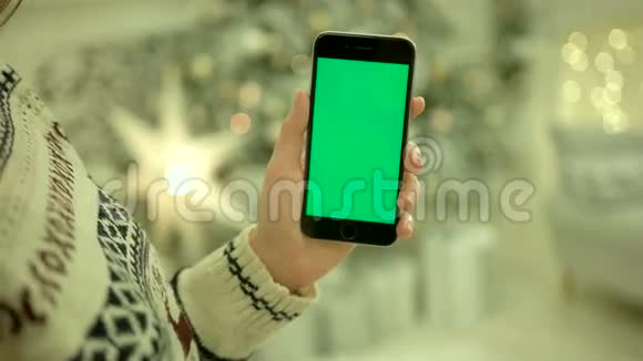 特写女性手触摸手机绿屏铬钥匙快关门跟踪运动垂直视频的预览图