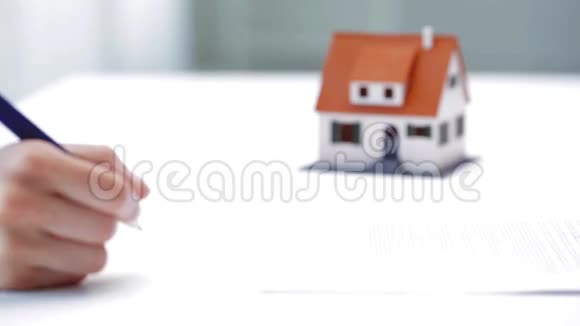 有房屋模型和合同的商业伙伴视频的预览图