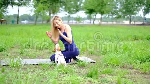 年轻的苗条女人金发碧眼在公园户外锻炼慢动作视频的预览图