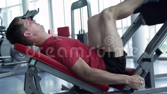肌肉男训练在健身房很难视频的预览图