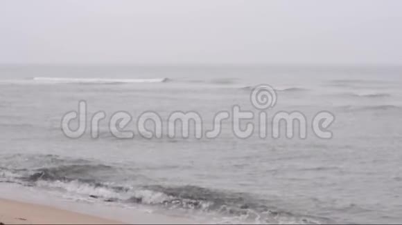 秋天多雨的北海海岸视频的预览图