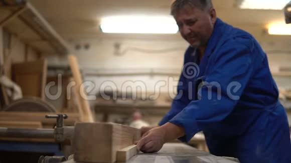 木匠在他的车间工作木材加工在木工机器上视频的预览图