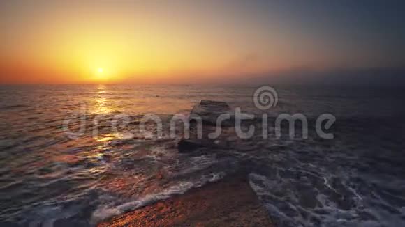 日出越过大海和海滩波浪洗沙子视频的预览图