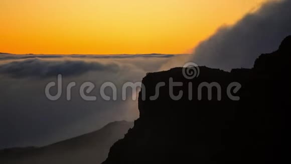 加那利群岛特内里费泰德火山云层移动的日落时间视频的预览图