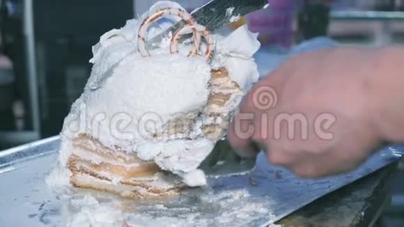 婚礼上用手把结婚蛋糕切成两半视频的预览图