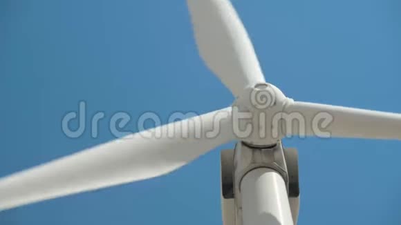明亮多云天空背景下的风力发电机风能和技术概念视频的预览图