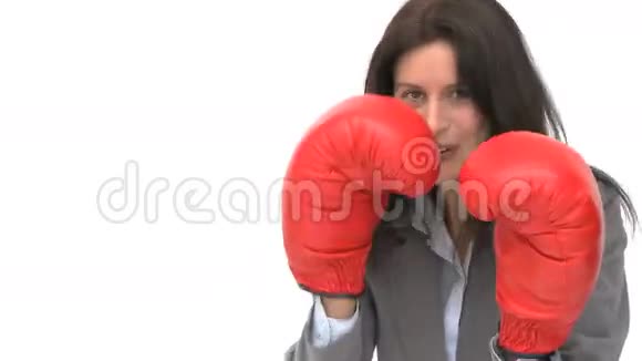 戴拳击手套的女商人视频的预览图