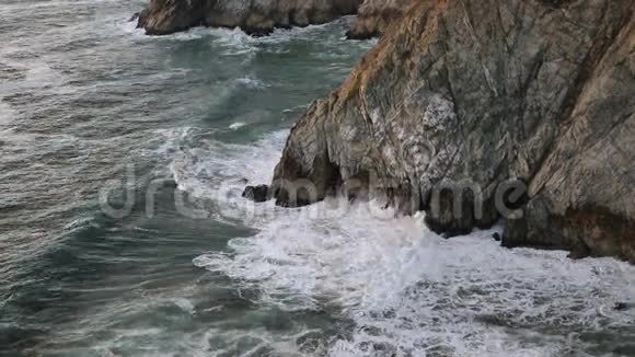 波浪和悬崖视频的预览图