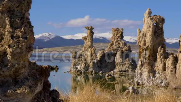 莫诺湖的Tufa塔柱石灰石视频的预览图