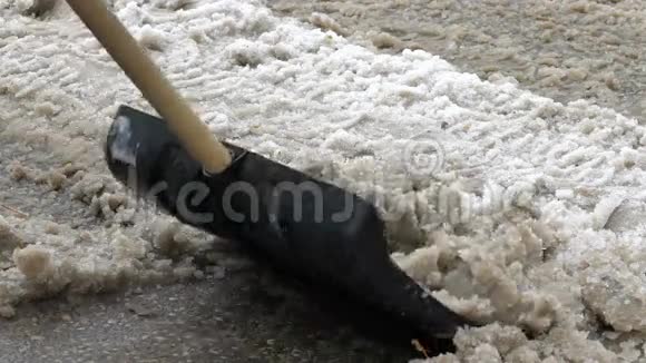 1男人用铲子把院子里的雪扫干净视频的预览图