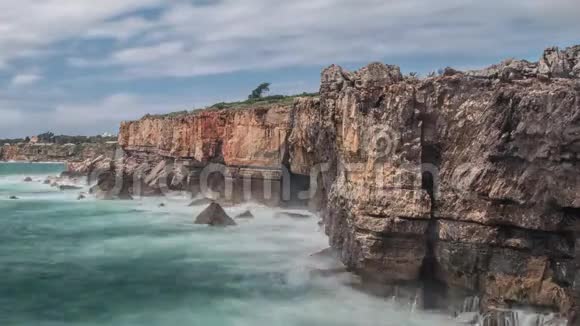 危险的海浪冲进悬崖葡萄牙魔鬼嘴博卡多地狱视频的预览图