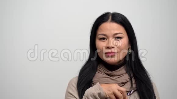 亚洲美女对着镜头微笑的肖像视频的预览图