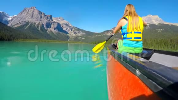 女人在河边划船视频的预览图
