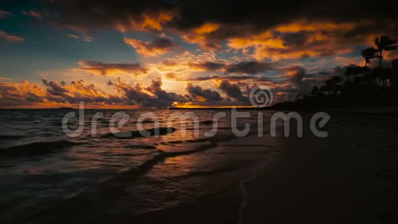 有云景和热带岛屿海滩的日出海景多米尼加共和国蓬塔卡纳度假村视频的预览图
