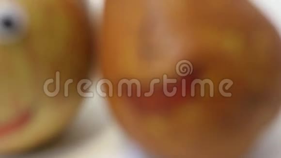 水果配对苹果和PEAR大眼睛视频的预览图