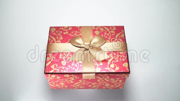 白色背景上的红色礼品盒4K视频的预览图