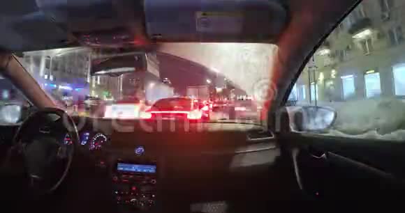 车在夜间城市交通视频的预览图
