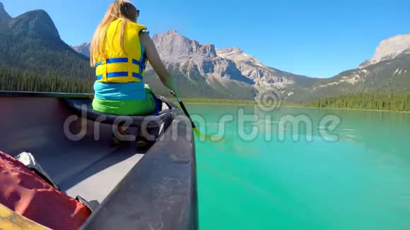 女人在河边划船视频的预览图