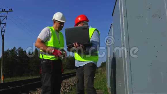 铁路轨道上的工程师和工人视频的预览图