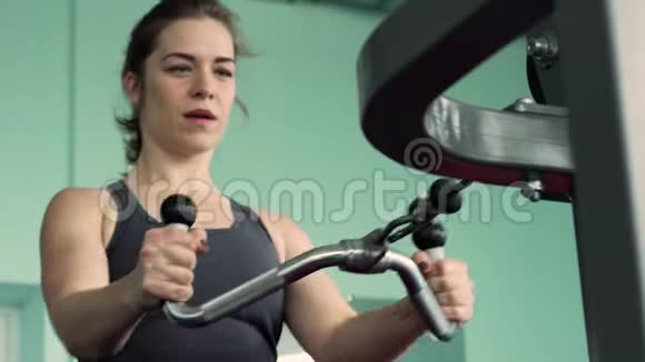 健身女子运动服训练视频的预览图