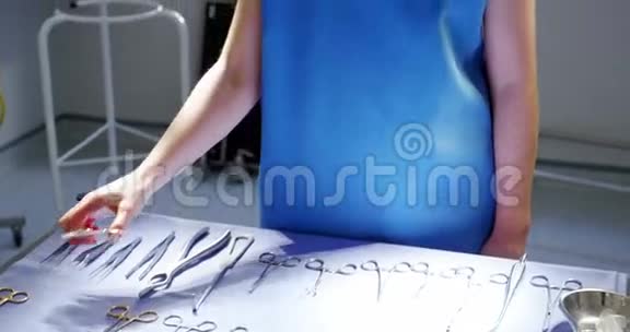 护士手持手术工具的肖像视频的预览图