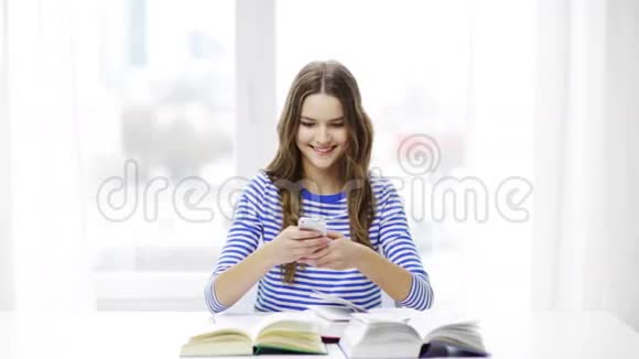 带智能手机和书的微笑学生女孩视频的预览图