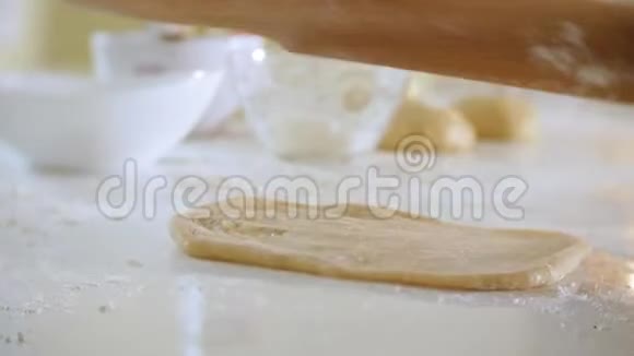快乐的老妇人在家里厨房里擀饼干面团视频的预览图
