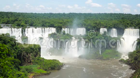 巴西巴拉那州国家公园伊瓜苏河上的伊瓜苏瀑布视频的预览图
