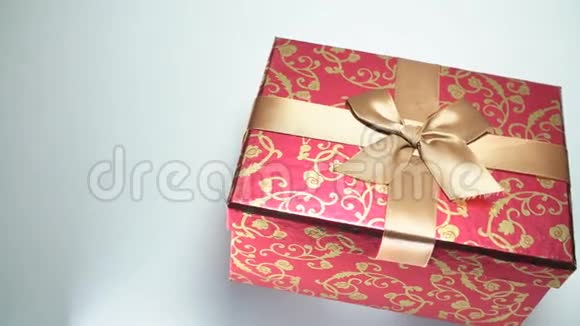 白色背景上的红色礼品盒4K视频的预览图