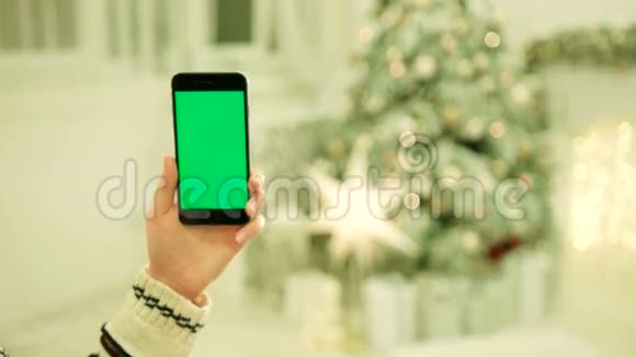 特写女性手触摸手机绿屏铬钥匙快关门跟踪运动垂直视频的预览图