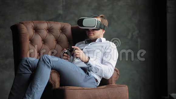 人玩虚拟现实眼镜视频的预览图