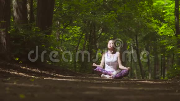 年轻女子在公园里冥想视频的预览图