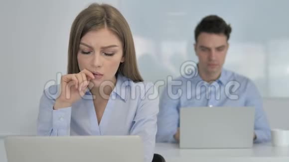 年轻的女商人思考和工作笔记本电脑视频的预览图