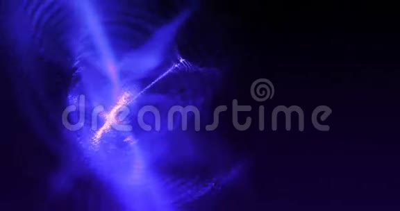 深色背景下蓝色和粉色曲线颗粒抽象设计视频的预览图
