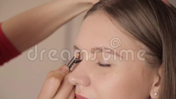 化妆师用铅笔画客户的眉毛近距离射击视频的预览图