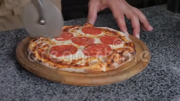 餐厅里有意大利披萨视频的预览图