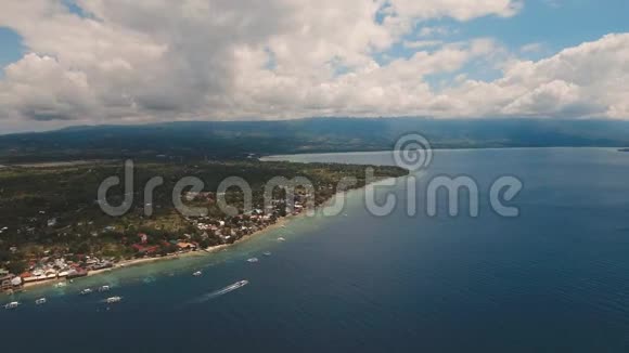 有海岸线和泻湖的海景视频的预览图