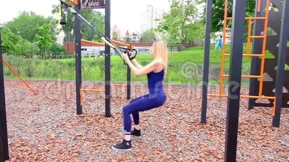 年轻的苗条女人金发碧眼在公园户外锻炼慢动作视频的预览图