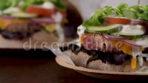 新鲜蔬菜和酸奶酱的健康素食汉堡视频的预览图