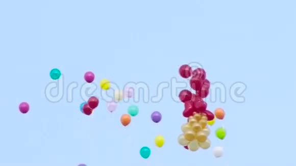 气球在蓝天上飞翔视频的预览图