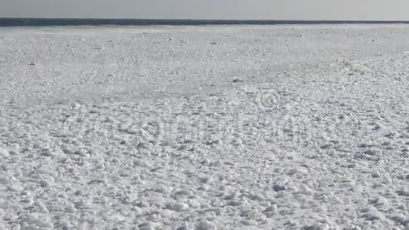 海岸附近海面漂浮的冰视频的预览图