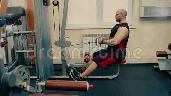 在健身房里用动力模拟器锻炼男人视频的预览图