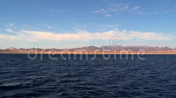 海岸上的山脉视频的预览图